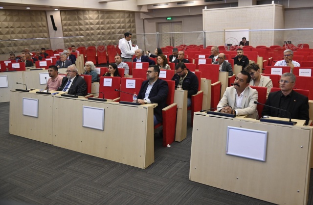 Eğitimlerle Güçlendirilmiş Bir Süreç Yürütüldü

Stratejik Planlama Ekibi ve Harcama Birimi Yöneticilerine yönelik olarak 3 kurum içi eğitim düzenlendi. Bu eğitimlerle toplam 130 çalışan, planın uygulanması ve stratejik hedeflerin belirlenmesi konusunda bilinçlendirildi. Eğitimler, belediyenin misyon, vizyon, değerler ve stratejik hedeflerin netleştirilmesine katkı sağladı.