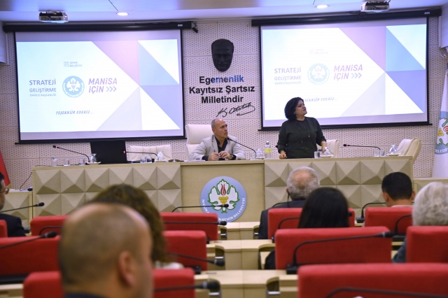 Manisa Büyükşehir Belediyesi Strateji Geliştirme Dairesi Başkanlığı tarafından hazırlanan 2025-2029 Stratejik Planı tamamlandı. Bu kapsamda Büyükşehir Belediye Meclis üyeleri Kültür Merkezi’nde yapılan toplantıyla belediyenin misyon ve vizyonunu ortaya koyacak stratejik plan hakkında bilgi aldı. Planın hazırlanma süreci, Manisalıların aktif katılımıyla şekillendi. Kentli Buluşmaları adıyla düzenlenen 8 çalıştayda, Manisa’daki farklı yaş ve meslek gruplarından toplam 311 katılımcı bir araya geldi. Yerel eşitlik, gençlik, kıdemli vatandaşlar, engelliler, esnaf, halk sağlığı adlı toplantılarda farklı yaş ve meslek gruplarıyla çeşitli konularda fikir alışverişi yapıldı. Ayrıca çeşitli kamu kurumları, sivil toplum kuruluşları ve yerel esnaf odaları gibi paydaşlardan görüş alındı.