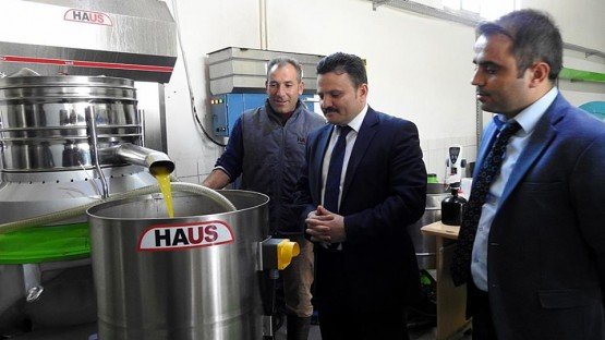 Kaymakam Akyol, Unutmaz Zeytin Yağı Fabrikasında İncelemelerde Bulundu
Demirci Kaymakamı Mutlu Akyol, İlçede üretim yapan zeytinyağı fabrikasında incelemelerde bulundu.
Fabrikayı gezen Kaymakam Mutlu Akyol, yetkililerden zeytinlerin yağ randımanı, aldıkları çekim ücreti ve makinelerin durumu hakkında bilgi aldı. Çiftçilerle de görüşen Kaymakam Akyol, üreticilerin zeytinleri çuval yerine kasalarda bekletmesinin daha sıhhatli olacağını belirtti. Kaymakam Mutlu Akyol, şöyle konuştu:
“Böylelikle zeytinin bekleme esnasında çürümesini önlemiş olursunuz. Ağaçtaki zeytinleri toplamada da acele etmenize gerek yoktur. Zeytini mümkün olduğu kadar kasalara toplayın, böylelikle yağ kalitesinde verimli olması açısında daha iyi olur. Ağaçtan topladığınız zeytinleri fazla bekletmeden mutlaka çektirin.” Diye konuştu.
Ziyaretin ardından memnun ayrılan Kaymakam Akyol hijyenik ortamda zeytinleri işleyen fabrika sahibi Hasan Unutmaz’a teşekkür etti. Ziyarette Kaymakam Akyol’a İlçe Jandarma Komutanı Okan Doğan, İlçe Gıda Tarım ve Hayvancılık Müdürü İslam Köse’de eşlik etti.