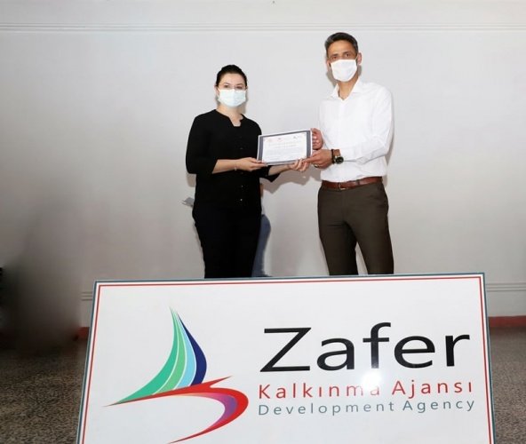 Demirci Kaymakamlığı Başkanlığında, Demirci İlçe Tarım ve Orman Müdürlüğü’nün Zafer Kalkınma Ajansı desteği ile gerçekleştirdiği; "Demirci Avrupa’ya Açılıyor” projesi kapsamında, eğitmen Kazım Özdağ tarafından katılımcılara proje yazma eğitimi verildi. Eğitimin sonunda Demirci Kaymakamı Adem Kaya, İlçe Milli Eğitim Müdürü İsmail Hakkı Gül, İlçe Tarım ve Orman Müdürü İslam Köse kursa katılan kursiyerlere belgelerini takdim etti.
