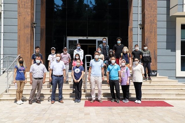 Demirci Kaymakamlığı ve Demirci Belediyesince düzenlenen Zafer Kalkınma Ajansı tarafından desteklenmeye hak kazanan "Sarıçayır Doğa Aktiviteleri ve Milli Bilinç Kampı Turizm " projesince, 5–11 Temmuz tarihlerinde oryantiring gençlik kampı, 12–14 Temmuz tarihlerinde Türkiye Oryantiring Şampiyonası ve 21–30 Ağustos tarihlerinde de uluslararası sporcuların katılımıyla oryantiring kampı gerçekleştirilecek. Oryantiring gençlik kampı için ilçeye gelmeye başlayan sporcular Demirci Kaymakamı Adem Kaya ile bir süre sohbet edip kamp alanına geçtiler.