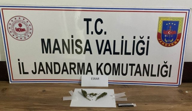 Manisa İli Kırkağaç İlçesi Çiftlik Mahallesinde 08.12.2021 günü saat:16.30 sıralarında icra edilen Huzur ve Güven faaliyetinde 48 AHM 112 plakalı gri renkli bir araç içerisinde bulunan F.C.K. (E-20), F.C.İ (E-23) ve T.Ş. (E-23) isimli şahısların uyuşturucu madde kullandıkları yönünde bilgi elde edilmesi üzerine 48 AHM 112 plakalı araçta yapılan aramada kağıda sarılı vaziyette (4.37) gram kubar esrar maddesi ele geçirilmiştir. Olay ile ilgili olarak adli tahkikata başlanılmış ve şüpheli şahıslar gözaltına alınmış olup 09.12.2021 günü Kırkağaç Cumhuriyet Başsavcılığına sevk edileceklerdir.