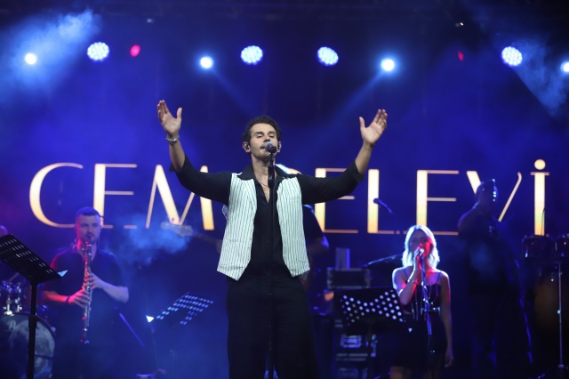 Turgutlu Belediyesi düzenlediği organizasyonla 30 Ağustos Zafer Bayramı’nın 102’inci yılı coşkusunu ikiye katladı. Büyük Zafer Yürüyüşü ve Dj Burak Zengin ile başlayan, Cem Belevi Konseriyle devam eden kutlamalar vatandaşlardan tam not aldı.