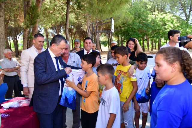 Kurslar çerçevesinde Üçpınar, Osmancalı ve Pelitalan olmak üzere üç ana merkez belirlediklerini kaydeden Başkan Balaban, konuşmasında şu ifadelere yer verdi: "Daha önce de söylediğimiz gibi bizler amatör sporu her bakımdan destekleyeceğiz. Yunusemre tarihinde bir ilki gerçekleştiriyoruz. Yaz spor okullarını sadece merkezde değil Yuntdağı'nın güzel köylerinde de çocuklarımız spor yapsın, yazı aylarını en iyi şekilde değerlendirsin diye Yunusemre Belediyesi'nin öncülüğünde yaz okulları açıyoruz. Üçpınar, Osmancalı, Pelitalan olmak üzere üç ana merkezde yüzlerce sporcumuz bu olanaklardan yararlanacak. Yuntdağı bölgesindeki çocuklarımıza spor hizmetini götürmüş olmanın mutluluğunu yaşıyoruz. Çocuklarımızdan yaz okullarımıza olan yoğun ilgiyi görünce ne kadar doğru bir iş yaptığımızı görüyoruz. Emeği geçen herkese teşekkür ediyorum." Konuşmanın ardından Başkan Balaban ve beraberindeki belediye başkan yardımcıları yaz okullarına katılan sporculara Yunusemre Belediyesporun formasını dağıttı.