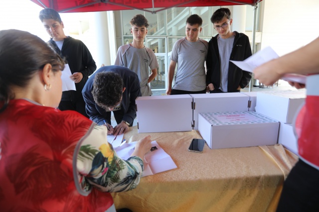 Test kitaplarını alan öğrenciler, Akhisar Belediye Başkanı Besim Dutlulu’nun eğitime yönelik destekleri için memnuniyetlerini ifade ederek teşekkürlerini iletti.