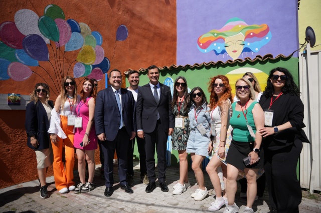Festivallerin sadece eğlence aracı olmadığını asıl olarak kültürlerin taşıyıcısı ve nesilden nesile aktarılan mirasın en önemli aracı olduğunu dile getiren Manisa Büyükşehir Belediye Başkanı Ferdi Zeyrek ise 565 yıldır devam eden geleneğe en iyi şekilde sahip çıkan Akhisar Belediyesi’ne teşekkür ederek, Manisa Büyükşehir Belediyesi olarak da tüm festivallere desteklerinin süreceğini belirtti.
Konuşmalar sonrasında ise Manisa Esnaf ve Sanatkârlar Odaları Birliği Başkanı Hasan Geriter tarafından Büyükşehir Belediye Başkanı Ferdi Zeyrek ve Akhisar Kaymakamı Murat Kütük’e plaket takdim edildi.
Program sonunda Akhisar Belediyesi tarafından geleneksel olarak hazırlanan “keşkek” misafirlere ikram edildi.