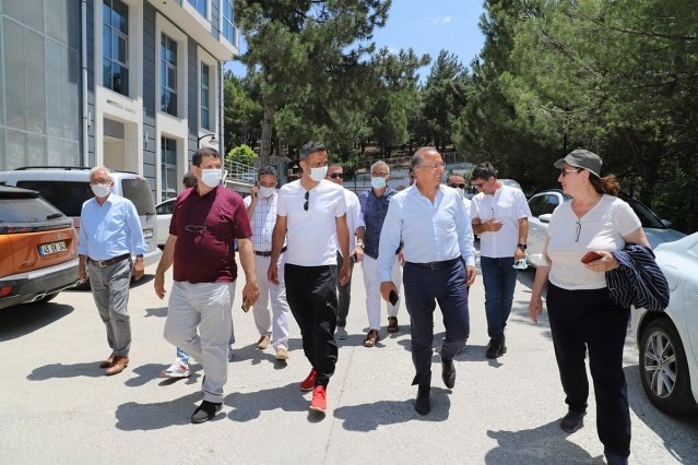Konuşmaların ardından Kaymakam Adem Kaya ve Belediye Başkanı Selami Selçuk günün anısına Türkiye Tenis Federasyonu Başkanı Cengiz Durmuş ve Türkiye Oryantiring Federasyonu Başkanı Hacer Akyüz’e hediye takdim etti.
