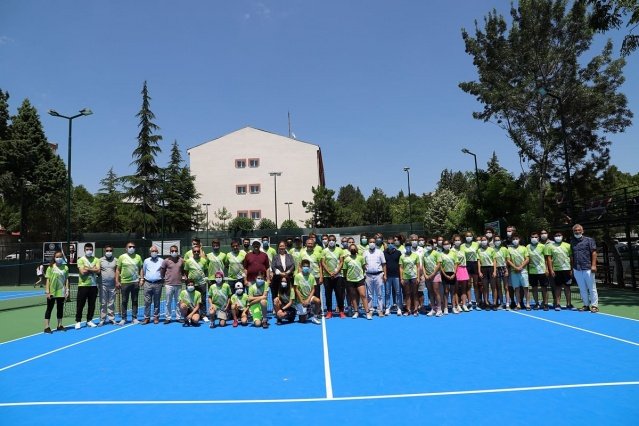 Türkiye Bedensel Engelliler Spor Federasyonu Demirci Akıncılar Tekerlekli Sandalye Tenis Türkiye Şampiyonası Başladı.0-17 Temmuz 2021 tarihleri arasında yapılacak. Demirci ilçesinde düzenlenen Büyükler Yaz Kupası müsabakaları başladı.
10-17 Temmuz tarihleri arasında Demirci ilçesinde başlayan tenis turnuvalarına toplamda 73 sporcu katıldı. Ankara, İstanbul, İzmir olmak üzere birçok ilden katılımının sağlandığı turnuvada sporcu olarak Kaymakam Adem Kaya’da yer aldı. Milli takım 16 yaş grubundan Önder Balcı’nında bulunduğu tenis turnuvasında açılış konuşmasını yapan Demirci Kaymakamı Adem Kaya, “Akıncılar şehri Demirci’ye hoş geldiniz. Kurtuluş savaşında dönemin kaymakamı İbrahim Ethem Akıncı ve arkadaşları büyük bir mücadele sergiliyorlar. Bu bölgede Kuva-i Milliye kurarak bu bölgedeki düşmana geçit vermeyerek Kurtuluş Savaşının kazanılmasında büyük rol oynuyorlar. Bu sebeple Kaymakamlığımız ve tüm kurumlarımızla birlikte Demirci Akıncılarını anmak için değişik programlar düzenliyoruz. Gençlerimize sportif faaliyetleri kazandırmak ve iyi sporcular yetiştirmek ve aynı zamanda milli bilincimizi de kendilerine aktararak sportif etkinlikler düzenliyoruz. Bu yıl birincisini düzenlediğimiz Demirci Akıncılar Tekerlekli Sandalye Tenis Türkiye Şampiyonası  bundan sonraki yıllarda da devam edecek.” diye konuştu.