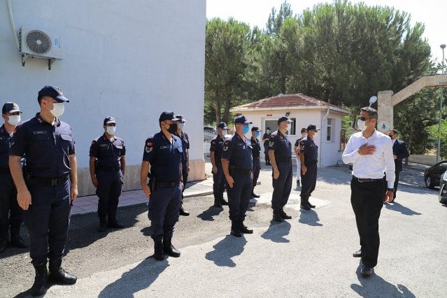 Demirci Belediyesi hizmet binası önündeki bayramlaşmaya, Demirci Kaymakamı Adem Kaya, Demirci Belediye Başkanı Selami Selçuk, siyasi parti temsilcileri ve Demircili vatandaş katıldı. Belediye hizmet binasının önünde yapılan bayramlaşma töreninin ardından, ilçe emniyet müdürlüğü, ilçe jandarma komutanlığı ziyaret edildi.