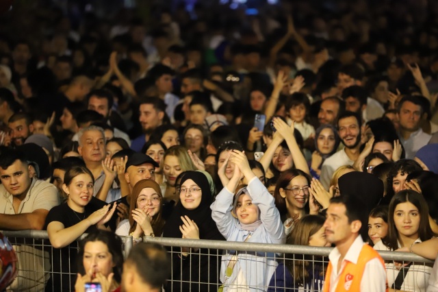Değerli hemşehrilerim, kadına şiddet hala durmuyor, kadına şiddete hayır diyoruz. Sokak hayvanları onlar sesini duyuramayan canlılar. Onları hep beraber korumalıyız