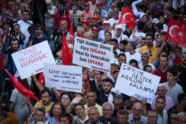 CHP Genel Başkanı Özgür Özel Turgutlu Çiftçi Mitinginde Konuştu
Üreticilerin ve farklı toplum kesimlerinin sesini duyurmak, sorunlarını dile getirmek amacıyla farklı illerde tematik mitingler düzenleyen CHP, Manisa’nın Turgutlu ilçesinde Çiftçi Mitingi gerçekleştirdi.