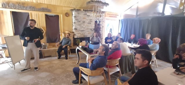 Etkinlikte Dikkat Çeken Katılımcılar
Etkinliğe katılanlar arasında sağlık ve arıcılık alanında önemli isimler yer aldı. Seminerde, Doc.Dr. Ali Timuçin Atayoğlu, Dr. Ayten Güner Atayoğlu, Yüksek Ziraat Mühendisi Ahmet Oğuz, Balıkesir Üniversitesi öğretim üyesi ve Kazdağları Tarımsal Kalkınma Kooperatifi Başkanı İlhan Deveci, Edremit Devlet Hastanesi Başhekimi Op. Dr. Mehmet Ali Koçpınar, Apiterapi Derneği üyeleri Mehmet Ali ve Gülçin Çetinkule gibi önemli isimler yer aldı.