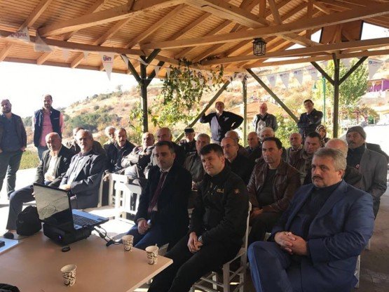 Demirci Kaymakamlığı Koordinatörlüğünde GTHB Demirci İlçe Tarım Müdürlüğü ve GTHB TAGEM Zeytincilik Araştırma Enstitüsü ( Bornova/İzmir) ortaklığı ile gerçekleşen ‘Demirci Organik Tarım Alanlarının Belirlenmesi ve Organik tarıma Kazandırılması ‘ Projesi kapsamında Organik Tarım eğitimi verildi.
Demirci Merkezde Bulunan Karaoklar Ekoljik Hayat Çiftliğinde gerçekleştirilen Eğitime İzmir TAGEM Zeytincilik Araştırma Enstitüsünden Dr. Alev Kır katıldı. Yapılan Eğitimde Organik tarım, organik tarımın ilkeleri, kompost yapımı, organik tarımın geliştirilmesi ve yaygınlaştırılması kapsamında atılacak adımlar, sertifikasyon süreçleri, gübreleme, budama, toprak işleme, sulama, Demircinin organik tarımdaki yeri, organik tarımda gelinen son noktalar konusunda bilgiler verildi. Ayrıca İlçe Müdürlüğü olarak detaylı bilgilendirme yapıldı. Karaoklar Ekoljik Hayat Çiftliği Kurucu Ortağı Orhan Aztekin de organik Tarıma nasıl ve ne amaçla başladığından bahsederek Çiftlik hakkında bilgilendirmelerde bulundu.
Yapılan eğitime İlçe Gıda Tarım ve Hayvancılık Müdürlüğü ve Demirci Ziraat Odası personelleri, Demirci’den ve İlçe dışından üreticiler katılım sağladı. Eğitimin ardından çiftlik gezilerek yapılan çalışmalar ve organik üretim hakkında bilgi alındı.