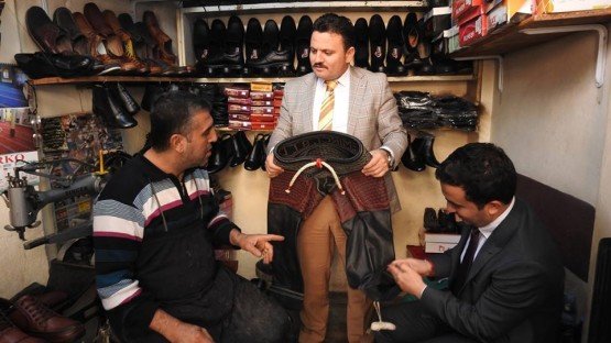 Demirci İlçe Kaymakamı Mutlu Akyol, ilçe esnafını ziyaret ederek hayırlı işler temennisinde bulundu. Kaymakam Akyol’a esnaf ziyaretinde Kaymakam adayı Ahmet Kavanoz da eşlik etti.