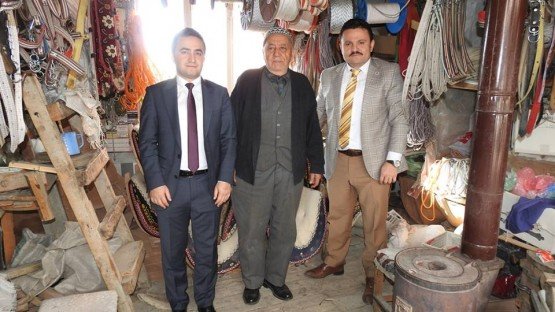 Demirci İlçe Kaymakamı Mutlu Akyol, ilçe esnafını ziyaret ederek hayırlı işler temennisinde bulundu. Kaymakam Akyol’a esnaf ziyaretinde Kaymakam adayı Ahmet Kavanoz da eşlik etti.