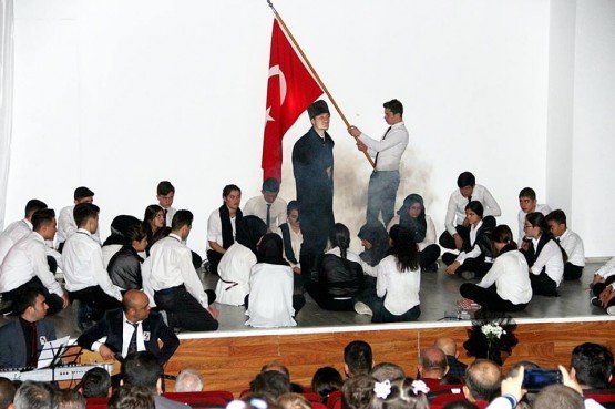 Türkiye Cumhuriyeti’nin kurucusu Gazi Mustafa Kemal Atatürk, ebediyete intikalinin 79. yıl dönümünde Demirci ilçesinde saygıyla anıldı.
Belediye hizmet binası önünde düzenlenen anma törenine, Demirci İlçe Kaymakamı Mutlu Akyol, Belediye Başkanı Selami Selçuk, Demirci Cumhuriyet Başsavcısı Barış Ünsal, Eğitim Fakültesi Dekanı Prof. Dr. Ahmet Ataç protokol üyeleri ve vatandaşlar katıldı.
Atatürk Anıtı’na çelenk konulmasının ardından 09.05’de siren çalındı. Saygı duruşunda bulunulması ve İstiklal Marşı’nın okunmasının ardından bayraklar yarıya indirildi. Daha sonra Ticaret ve Kültür Merkezi Konferans Salonu’nda “Atatürk’ü Anma