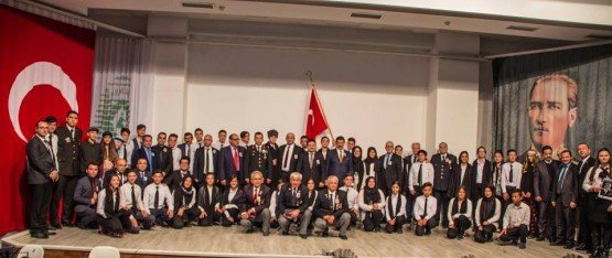 Türkiye Cumhuriyeti’nin kurucusu Gazi Mustafa Kemal Atatürk, ebediyete intikalinin 79. yıl dönümünde Demirci ilçesinde saygıyla anıldı.
Belediye hizmet binası önünde düzenlenen anma törenine, Demirci İlçe Kaymakamı Mutlu Akyol, Belediye Başkanı Selami Selçuk, Demirci Cumhuriyet Başsavcısı Barış Ünsal, Eğitim Fakültesi Dekanı Prof. Dr. Ahmet Ataç protokol üyeleri ve vatandaşlar katıldı.
Atatürk Anıtı’na çelenk konulmasının ardından 09.05’de siren çalındı. Saygı duruşunda bulunulması ve İstiklal Marşı’nın okunmasının ardından bayraklar yarıya indirildi. Daha sonra Ticaret ve Kültür Merkezi Konferans Salonu’nda “Atatürk’ü Anma