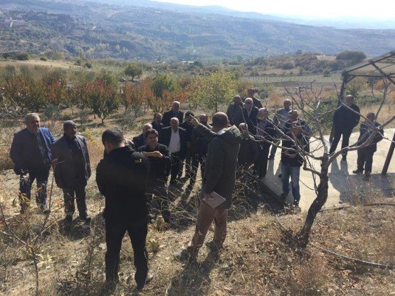 Demirci Kaymakamlığı Koordinatörlüğünde GTHB Demirci İlçe Tarım Müdürlüğü ve GTHB TAGEM Zeytincilik Araştırma Enstitüsü ( Bornova/İzmir) ortaklığı ile gerçekleşen ‘Demirci Organik Tarım Alanlarının Belirlenmesi ve Organik tarıma Kazandırılması ‘ Projesi kapsamında Organik Tarım eğitimi verildi.
Demirci Merkezde Bulunan Karaoklar Ekoljik Hayat Çiftliğinde gerçekleştirilen Eğitime İzmir TAGEM Zeytincilik Araştırma Enstitüsünden Dr. Alev Kır katıldı. Yapılan Eğitimde Organik tarım, organik tarımın ilkeleri, kompost yapımı, organik tarımın geliştirilmesi ve yaygınlaştırılması kapsamında atılacak adımlar, sertifikasyon süreçleri, gübreleme, budama, toprak işleme, sulama, Demircinin organik tarımdaki yeri, organik tarımda gelinen son noktalar konusunda bilgiler verildi. Ayrıca İlçe Müdürlüğü olarak detaylı bilgilendirme yapıldı. Karaoklar Ekoljik Hayat Çiftliği Kurucu Ortağı Orhan Aztekin de organik Tarıma nasıl ve ne amaçla başladığından bahsederek Çiftlik hakkında bilgilendirmelerde bulundu.
Yapılan eğitime İlçe Gıda Tarım ve Hayvancılık Müdürlüğü ve Demirci Ziraat Odası personelleri, Demirci’den ve İlçe dışından üreticiler katılım sağladı. Eğitimin ardından çiftlik gezilerek yapılan çalışmalar ve organik üretim hakkında bilgi alındı.