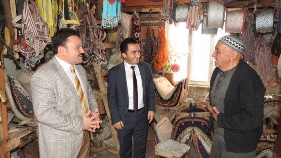 Demirci İlçe Kaymakamı Mutlu Akyol, ilçe esnafını ziyaret ederek hayırlı işler temennisinde bulundu. Kaymakam Akyol’a esnaf ziyaretinde Kaymakam adayı Ahmet Kavanoz da eşlik etti.