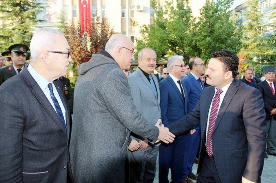 Türkiye Cumhuriyeti’nin kurucusu Gazi Mustafa Kemal Atatürk, ebediyete intikalinin 79. yıl dönümünde Demirci ilçesinde saygıyla anıldı.
Belediye hizmet binası önünde düzenlenen anma törenine, Demirci İlçe Kaymakamı Mutlu Akyol, Belediye Başkanı Selami Selçuk, Demirci Cumhuriyet Başsavcısı Barış Ünsal, Eğitim Fakültesi Dekanı Prof. Dr. Ahmet Ataç protokol üyeleri ve vatandaşlar katıldı.
Atatürk Anıtı’na çelenk konulmasının ardından 09.05’de siren çalındı. Saygı duruşunda bulunulması ve İstiklal Marşı’nın okunmasının ardından bayraklar yarıya indirildi. Daha sonra Ticaret ve Kültür Merkezi Konferans Salonu’nda “Atatürk’ü Anma