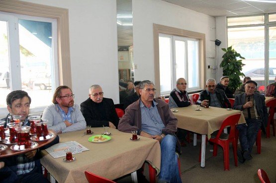 Demirci Kaymakamı Mutlu Akyol bölgenin sorunları ile çözüm önerilerinin vatandaşlarla paylaşmak adına ilçe merkezinde kahve toplantılarına devam ediyor.
İlçenin Akıncılar Mahallesinde Birlik Çay salonunda gerçekleştirilen kahvehane toplantısına Demirci Kaymakamı Mutlu Akyol, İlçe Emniyet Müdürü Cenk Gedik, İlçe Müftüsü İdris Başkıran, İlçe Milli Eğitim Şube Müdürü Mustafa Kaya, Toplum Sağlığı Merkezi Başkanı Dr. Müberra Duran, İlçe Tarım Müdürü İslam Köse, Yazı İşleri Müdürü Bülent Yılmaz, Akıncılar mahallesi muhtarı Nurullah Emekli ve vatandaşlar katıldılar. 
Demirci Kaymakamı Mutlu Akyol, ilçenin merkez ve mahallelerinde belirli günlerde vatandaşlarla bir araya geldiklerini ifade ederek, toplantılarda mahalle halkının talep ve sıkıntılarını ele alıyor ve çözüm yolları sunuyoruz.” Dedi. 
Yaklaşık bir buçuk saat süren toplantıda vatandaşlar talep ve isteklerini belirttiler.