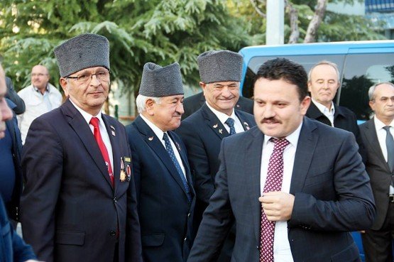 Türkiye Cumhuriyeti’nin kurucusu Gazi Mustafa Kemal Atatürk, ebediyete intikalinin 79. yıl dönümünde Demirci ilçesinde saygıyla anıldı.
Belediye hizmet binası önünde düzenlenen anma törenine, Demirci İlçe Kaymakamı Mutlu Akyol, Belediye Başkanı Selami Selçuk, Demirci Cumhuriyet Başsavcısı Barış Ünsal, Eğitim Fakültesi Dekanı Prof. Dr. Ahmet Ataç protokol üyeleri ve vatandaşlar katıldı.
Atatürk Anıtı’na çelenk konulmasının ardından 09.05’de siren çalındı. Saygı duruşunda bulunulması ve İstiklal Marşı’nın okunmasının ardından bayraklar yarıya indirildi. Daha sonra Ticaret ve Kültür Merkezi Konferans Salonu’nda “Atatürk’ü Anma