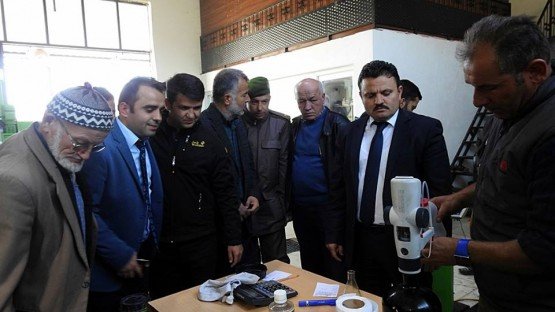 Kaymakam Akyol, Unutmaz Zeytin Yağı Fabrikasında İncelemelerde Bulundu
Demirci Kaymakamı Mutlu Akyol, İlçede üretim yapan zeytinyağı fabrikasında incelemelerde bulundu.
Fabrikayı gezen Kaymakam Mutlu Akyol, yetkililerden zeytinlerin yağ randımanı, aldıkları çekim ücreti ve makinelerin durumu hakkında bilgi aldı. Çiftçilerle de görüşen Kaymakam Akyol, üreticilerin zeytinleri çuval yerine kasalarda bekletmesinin daha sıhhatli olacağını belirtti. Kaymakam Mutlu Akyol, şöyle konuştu:
“Böylelikle zeytinin bekleme esnasında çürümesini önlemiş olursunuz. Ağaçtaki zeytinleri toplamada da acele etmenize gerek yoktur. Zeytini mümkün olduğu kadar kasalara toplayın, böylelikle yağ kalitesinde verimli olması açısında daha iyi olur. Ağaçtan topladığınız zeytinleri fazla bekletmeden mutlaka çektirin.” Diye konuştu.
Ziyaretin ardından memnun ayrılan Kaymakam Akyol hijyenik ortamda zeytinleri işleyen fabrika sahibi Hasan Unutmaz’a teşekkür etti. Ziyarette Kaymakam Akyol’a İlçe Jandarma Komutanı Okan Doğan, İlçe Gıda Tarım ve Hayvancılık Müdürü İslam Köse’de eşlik etti.