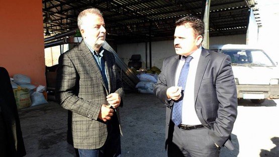 Kaymakam Akyol, Unutmaz Zeytin Yağı Fabrikasında İncelemelerde Bulundu
Demirci Kaymakamı Mutlu Akyol, İlçede üretim yapan zeytinyağı fabrikasında incelemelerde bulundu.
Fabrikayı gezen Kaymakam Mutlu Akyol, yetkililerden zeytinlerin yağ randımanı, aldıkları çekim ücreti ve makinelerin durumu hakkında bilgi aldı. Çiftçilerle de görüşen Kaymakam Akyol, üreticilerin zeytinleri çuval yerine kasalarda bekletmesinin daha sıhhatli olacağını belirtti. Kaymakam Mutlu Akyol, şöyle konuştu:
“Böylelikle zeytinin bekleme esnasında çürümesini önlemiş olursunuz. Ağaçtaki zeytinleri toplamada da acele etmenize gerek yoktur. Zeytini mümkün olduğu kadar kasalara toplayın, böylelikle yağ kalitesinde verimli olması açısında daha iyi olur. Ağaçtan topladığınız zeytinleri fazla bekletmeden mutlaka çektirin.” Diye konuştu.
Ziyaretin ardından memnun ayrılan Kaymakam Akyol hijyenik ortamda zeytinleri işleyen fabrika sahibi Hasan Unutmaz’a teşekkür etti. Ziyarette Kaymakam Akyol’a İlçe Jandarma Komutanı Okan Doğan, İlçe Gıda Tarım ve Hayvancılık Müdürü İslam Köse’de eşlik etti.