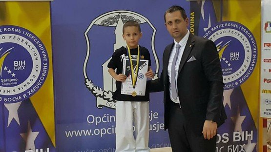 Bosna Hersek Taekvondo Federasyonu Başkanı Samir Sariç sporcuları için Türkiye Taekvondo Federasyonundan yardım talebinde bulundu. Federasyonuna bağlı 54 kulübün bulunduğunu belirten Sariç “ kulüplerde 3000 lisanslı yaklaşık 1000 tanesi uluslararası müsabakalara katılacak performansta sporcunun olduğunu, bu potansiyelin de WFT ve İTF isimli iki federasyonun birleşmesiyle ortaya çıktığını söyledi.  Bu güç birleşiminden başarılı sporcular çıktığını belirten Sariç “ 2017 yılında yapılan Avrupa Gençler Teakvonda şampiyonasında Bosna – Hersek Taekvondo Milli takım formasını giyen bir sporcumuz birinci oldu. Avrupa Büyükler şampiyonasında da bir ikincilik, bir üçüncülük aldık. Genç bir kadro ile yola çıktık, azimli ve bilimsel spor için var gücüyle çalışan antrenörlerimiz bu başarının mimarları oldu.” Dedi.

SAMİR SARİÇ KİMDİR?
Bosna Hersek Federasyonu Taekwondo
Federasyonun başkanıdır.
Sariç'in Federasyon başkanı olmasının ardından yıllar önce çöküntüye uğrayan Bosna-Hersek Teakvondo sporu adeta bir atalım yaşadı.
Samir Sariç 1984 yılında Zenitsa kentinde dünyaya geldi. Sarajevo Kriminaloji Enstitüsünü bitirip mezun olan Sariç  bütün hayatını ülkesinin teakvondo sporunda başarılı olması için harcadı.
Ülkesinde aynı zamanda  polis müdürlüğü  de yapan Sariç  federasyon başkanı olarak 19.Balkan Taekvondo Şampiyonasına 8 ülkeyle birlikte Bosna-Hersek'i de kattı.
Bu şampiyonada 52 milli sporcu ile müsabakalara çıkan Bosna Hersek Milli takımı 6 altın, 5 gümüş ve 7 bronz madalya ile şampiyonada 3. en iyi milli takım olma başarısını gösterdi.
2018 yılında yapılacak Avrupa Teakvondo Şampiyonasında Bosna-Hersek olarak ev sahipli yapmak istediklerini belirten Sariç  Türkiye'den bu konda destek beklediklerini ve şampiyonanın kendi ülkelerinde yapılması sayesinde ülkesinin teakvondo branşında uluslararası başarılara imza atabileceğini söylüyor.
Bosna-Hersek ve Türkiye kardeş iki ülkedir, bu konuda bu branşta Türkiye'nin göstereceği destek ve katkılarla şampiyonanın Bosna Hersek'te yapılabileceğini söylüyor.