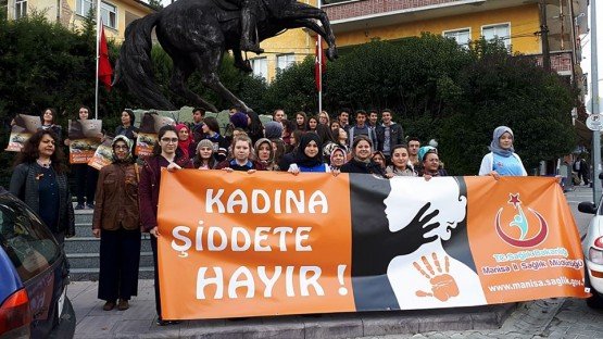 Demirci ilçesinde, 25 Kasım Kadına Yönelik Şiddete Karşı Uluslararası Mücadele Günü etkinlikleri kapsamında yürüyüş düzenlendi.
Demirci İlçe Sağlık Müdürlüğü tarafından organize edilen etkinlikte, Demirci Gevher Nesibe Mesleki Teknik Anadolu Lisesi ve Demirci Kız Teknik Ve Meslek Lisesi öğretmen ve öğrencileri de destek verdi.
Demirci İlçe Sağlık Müdürü Müberra Duran, “ İlçenin Çereşe meydanından belediye hizmet binası önüne kadar öğretmen ve öğrencilerimiz ile bir yürüyüş gerçekleştirdik. Yürüyüş esnasında ilçe halkına konu ile ilgili bilgilendirme yapıp broşür dağıttık.” Dedi.