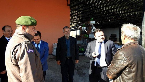 Kaymakam Akyol, Unutmaz Zeytin Yağı Fabrikasında İncelemelerde Bulundu
Demirci Kaymakamı Mutlu Akyol, İlçede üretim yapan zeytinyağı fabrikasında incelemelerde bulundu.
Fabrikayı gezen Kaymakam Mutlu Akyol, yetkililerden zeytinlerin yağ randımanı, aldıkları çekim ücreti ve makinelerin durumu hakkında bilgi aldı. Çiftçilerle de görüşen Kaymakam Akyol, üreticilerin zeytinleri çuval yerine kasalarda bekletmesinin daha sıhhatli olacağını belirtti. Kaymakam Mutlu Akyol, şöyle konuştu:
“Böylelikle zeytinin bekleme esnasında çürümesini önlemiş olursunuz. Ağaçtaki zeytinleri toplamada da acele etmenize gerek yoktur. Zeytini mümkün olduğu kadar kasalara toplayın, böylelikle yağ kalitesinde verimli olması açısında daha iyi olur. Ağaçtan topladığınız zeytinleri fazla bekletmeden mutlaka çektirin.” Diye konuştu.
Ziyaretin ardından memnun ayrılan Kaymakam Akyol hijyenik ortamda zeytinleri işleyen fabrika sahibi Hasan Unutmaz’a teşekkür etti. Ziyarette Kaymakam Akyol’a İlçe Jandarma Komutanı Okan Doğan, İlçe Gıda Tarım ve Hayvancılık Müdürü İslam Köse’de eşlik etti.