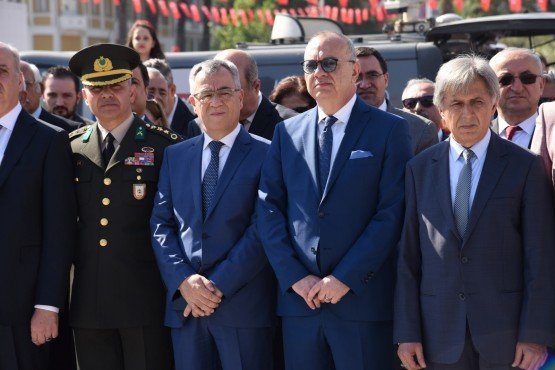 23 Nisan Ulusal Egemenlik ve Çocuk Bayramı, Manisa’da düzenlenen etkinliklerle coşkuyla kutlandı. Kutlama törenlerine katılan Manisa Büyükşehir Belediye Başkanı Cengiz Ergün,  çocukların gösterilerini izledikten sonra kurulan stantta Manisa Valisi Mustafa Hakan Güvençer ile birlikte çocuklara Nutuk, boyama kitabı, Türk Bayrağı ve lunapark oyun bileti dağıttı.

 

         Ulu Önder Mustafa Kemal Atatürk’ün çocuklara armağan ettiği 23 Nisan Ulusal Egemenlik ve Çocuk Bayramı, Cumhuriyet Meydanı’nda düzenlenen törenle büyük bir coşkuyla kutlandı. Cumhuriyet Meydanı’nda düzenlenen törende ilk olarak Atatürk ve Milli Egemenlik Anıtı’na çelenk sunuldu. Ardından saygı duruşu ve İstiklal Marşı’nın okunmasıyla devam eden programa Manisa Valisi Mustafa Hakan Güvençer, eşi Fatma Dilek Güvençer, Manisa Büyükşehir Belediye Başkanı Cengiz Ergün, Manisa 1.Piyade Eğitim Tugay Komutanı Albay Güven Dere,  İl Jandarma Komutanı Tuğgeneral Erhan Can, Manisa İl Emniyet Müdürü Fevzi Bilgiç, Şehzadeler Belediye Başkanı Ömer Faruk Çelik, İl Milli Eğitim Müdürü İsmail Çetin, Şehzadeler Kaymakamı İsmail Çorumluğlu, Yunusemre Kaymakamı Ahmet Erdoğdu, İl Kültür ve Turizm Müdürü İbrahim Sudak, MASKİ Genel Müdürü Yaşar Coşkun, Manisa Büyükşehir Belediyesi Genel Sekreter Yardımcısı Mustafa Genç, daire başkanları, Gazi İlköğretim Okulu öğretmenleri ve öğrencileri ile vatandaşlar katıldı.

Başkan Ergün’den Çocuklara Sürpriz Hediyeler

         Manisa Milli Eğitim Müdürü İsmail Çetin’in yaptığı açılış konuşması ardından Gazi İlköğretim Okulu öğrencileri tarafından şiirler okundu, halk oyunu gösterileri sergilendi. Törenin ardından Vali Mustafa Hakan Güvençer ve Manisa Büyükşehir Belediye Başkanı Cengiz Ergün çocukları tebrik ettikten sonra Cumhuriyet Meydanı’nda kurulan stantta çocuklara Nutuk, boyama kitabı, Türk Bayrağı ve lunapark oyun bileti dağıttı. Başkan Ergün, kendisiyle fotoğraf çektirmek isteyen çocukları da kırmayarak hepsiyle fotoğraf çektirdi.