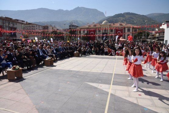 23 Nisan Ulusal Egemenlik ve Çocuk Bayramı, Manisa’da düzenlenen etkinliklerle coşkuyla kutlandı. Kutlama törenlerine katılan Manisa Büyükşehir Belediye Başkanı Cengiz Ergün,  çocukların gösterilerini izledikten sonra kurulan stantta Manisa Valisi Mustafa Hakan Güvençer ile birlikte çocuklara Nutuk, boyama kitabı, Türk Bayrağı ve lunapark oyun bileti dağıttı.

 

         Ulu Önder Mustafa Kemal Atatürk’ün çocuklara armağan ettiği 23 Nisan Ulusal Egemenlik ve Çocuk Bayramı, Cumhuriyet Meydanı’nda düzenlenen törenle büyük bir coşkuyla kutlandı. Cumhuriyet Meydanı’nda düzenlenen törende ilk olarak Atatürk ve Milli Egemenlik Anıtı’na çelenk sunuldu. Ardından saygı duruşu ve İstiklal Marşı’nın okunmasıyla devam eden programa Manisa Valisi Mustafa Hakan Güvençer, eşi Fatma Dilek Güvençer, Manisa Büyükşehir Belediye Başkanı Cengiz Ergün, Manisa 1.Piyade Eğitim Tugay Komutanı Albay Güven Dere,  İl Jandarma Komutanı Tuğgeneral Erhan Can, Manisa İl Emniyet Müdürü Fevzi Bilgiç, Şehzadeler Belediye Başkanı Ömer Faruk Çelik, İl Milli Eğitim Müdürü İsmail Çetin, Şehzadeler Kaymakamı İsmail Çorumluğlu, Yunusemre Kaymakamı Ahmet Erdoğdu, İl Kültür ve Turizm Müdürü İbrahim Sudak, MASKİ Genel Müdürü Yaşar Coşkun, Manisa Büyükşehir Belediyesi Genel Sekreter Yardımcısı Mustafa Genç, daire başkanları, Gazi İlköğretim Okulu öğretmenleri ve öğrencileri ile vatandaşlar katıldı.

Başkan Ergün’den Çocuklara Sürpriz Hediyeler

         Manisa Milli Eğitim Müdürü İsmail Çetin’in yaptığı açılış konuşması ardından Gazi İlköğretim Okulu öğrencileri tarafından şiirler okundu, halk oyunu gösterileri sergilendi. Törenin ardından Vali Mustafa Hakan Güvençer ve Manisa Büyükşehir Belediye Başkanı Cengiz Ergün çocukları tebrik ettikten sonra Cumhuriyet Meydanı’nda kurulan stantta çocuklara Nutuk, boyama kitabı, Türk Bayrağı ve lunapark oyun bileti dağıttı. Başkan Ergün, kendisiyle fotoğraf çektirmek isteyen çocukları da kırmayarak hepsiyle fotoğraf çektirdi.