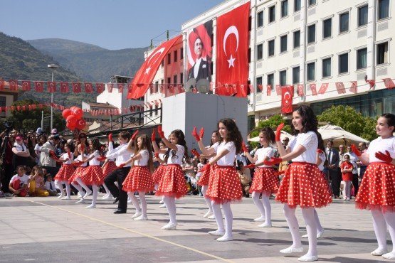 23 Nisan Ulusal Egemenlik ve Çocuk Bayramı, Manisa’da düzenlenen etkinliklerle coşkuyla kutlandı. Kutlama törenlerine katılan Manisa Büyükşehir Belediye Başkanı Cengiz Ergün,  çocukların gösterilerini izledikten sonra kurulan stantta Manisa Valisi Mustafa Hakan Güvençer ile birlikte çocuklara Nutuk, boyama kitabı, Türk Bayrağı ve lunapark oyun bileti dağıttı.

 

         Ulu Önder Mustafa Kemal Atatürk’ün çocuklara armağan ettiği 23 Nisan Ulusal Egemenlik ve Çocuk Bayramı, Cumhuriyet Meydanı’nda düzenlenen törenle büyük bir coşkuyla kutlandı. Cumhuriyet Meydanı’nda düzenlenen törende ilk olarak Atatürk ve Milli Egemenlik Anıtı’na çelenk sunuldu. Ardından saygı duruşu ve İstiklal Marşı’nın okunmasıyla devam eden programa Manisa Valisi Mustafa Hakan Güvençer, eşi Fatma Dilek Güvençer, Manisa Büyükşehir Belediye Başkanı Cengiz Ergün, Manisa 1.Piyade Eğitim Tugay Komutanı Albay Güven Dere,  İl Jandarma Komutanı Tuğgeneral Erhan Can, Manisa İl Emniyet Müdürü Fevzi Bilgiç, Şehzadeler Belediye Başkanı Ömer Faruk Çelik, İl Milli Eğitim Müdürü İsmail Çetin, Şehzadeler Kaymakamı İsmail Çorumluğlu, Yunusemre Kaymakamı Ahmet Erdoğdu, İl Kültür ve Turizm Müdürü İbrahim Sudak, MASKİ Genel Müdürü Yaşar Coşkun, Manisa Büyükşehir Belediyesi Genel Sekreter Yardımcısı Mustafa Genç, daire başkanları, Gazi İlköğretim Okulu öğretmenleri ve öğrencileri ile vatandaşlar katıldı.

Başkan Ergün’den Çocuklara Sürpriz Hediyeler

         Manisa Milli Eğitim Müdürü İsmail Çetin’in yaptığı açılış konuşması ardından Gazi İlköğretim Okulu öğrencileri tarafından şiirler okundu, halk oyunu gösterileri sergilendi. Törenin ardından Vali Mustafa Hakan Güvençer ve Manisa Büyükşehir Belediye Başkanı Cengiz Ergün çocukları tebrik ettikten sonra Cumhuriyet Meydanı’nda kurulan stantta çocuklara Nutuk, boyama kitabı, Türk Bayrağı ve lunapark oyun bileti dağıttı. Başkan Ergün, kendisiyle fotoğraf çektirmek isteyen çocukları da kırmayarak hepsiyle fotoğraf çektirdi.