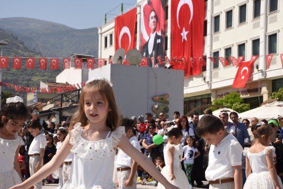 23 Nisan Ulusal Egemenlik ve Çocuk Bayramı, Manisa’da düzenlenen etkinliklerle coşkuyla kutlandı. Kutlama törenlerine katılan Manisa Büyükşehir Belediye Başkanı Cengiz Ergün,  çocukların gösterilerini izledikten sonra kurulan stantta Manisa Valisi Mustafa Hakan Güvençer ile birlikte çocuklara Nutuk, boyama kitabı, Türk Bayrağı ve lunapark oyun bileti dağıttı.

 

         Ulu Önder Mustafa Kemal Atatürk’ün çocuklara armağan ettiği 23 Nisan Ulusal Egemenlik ve Çocuk Bayramı, Cumhuriyet Meydanı’nda düzenlenen törenle büyük bir coşkuyla kutlandı. Cumhuriyet Meydanı’nda düzenlenen törende ilk olarak Atatürk ve Milli Egemenlik Anıtı’na çelenk sunuldu. Ardından saygı duruşu ve İstiklal Marşı’nın okunmasıyla devam eden programa Manisa Valisi Mustafa Hakan Güvençer, eşi Fatma Dilek Güvençer, Manisa Büyükşehir Belediye Başkanı Cengiz Ergün, Manisa 1.Piyade Eğitim Tugay Komutanı Albay Güven Dere,  İl Jandarma Komutanı Tuğgeneral Erhan Can, Manisa İl Emniyet Müdürü Fevzi Bilgiç, Şehzadeler Belediye Başkanı Ömer Faruk Çelik, İl Milli Eğitim Müdürü İsmail Çetin, Şehzadeler Kaymakamı İsmail Çorumluğlu, Yunusemre Kaymakamı Ahmet Erdoğdu, İl Kültür ve Turizm Müdürü İbrahim Sudak, MASKİ Genel Müdürü Yaşar Coşkun, Manisa Büyükşehir Belediyesi Genel Sekreter Yardımcısı Mustafa Genç, daire başkanları, Gazi İlköğretim Okulu öğretmenleri ve öğrencileri ile vatandaşlar katıldı.

Başkan Ergün’den Çocuklara Sürpriz Hediyeler

         Manisa Milli Eğitim Müdürü İsmail Çetin’in yaptığı açılış konuşması ardından Gazi İlköğretim Okulu öğrencileri tarafından şiirler okundu, halk oyunu gösterileri sergilendi. Törenin ardından Vali Mustafa Hakan Güvençer ve Manisa Büyükşehir Belediye Başkanı Cengiz Ergün çocukları tebrik ettikten sonra Cumhuriyet Meydanı’nda kurulan stantta çocuklara Nutuk, boyama kitabı, Türk Bayrağı ve lunapark oyun bileti dağıttı. Başkan Ergün, kendisiyle fotoğraf çektirmek isteyen çocukları da kırmayarak hepsiyle fotoğraf çektirdi.