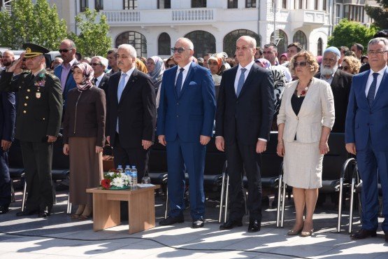 23 Nisan Ulusal Egemenlik ve Çocuk Bayramı, Manisa’da düzenlenen etkinliklerle coşkuyla kutlandı. Kutlama törenlerine katılan Manisa Büyükşehir Belediye Başkanı Cengiz Ergün,  çocukların gösterilerini izledikten sonra kurulan stantta Manisa Valisi Mustafa Hakan Güvençer ile birlikte çocuklara Nutuk, boyama kitabı, Türk Bayrağı ve lunapark oyun bileti dağıttı.

 

         Ulu Önder Mustafa Kemal Atatürk’ün çocuklara armağan ettiği 23 Nisan Ulusal Egemenlik ve Çocuk Bayramı, Cumhuriyet Meydanı’nda düzenlenen törenle büyük bir coşkuyla kutlandı. Cumhuriyet Meydanı’nda düzenlenen törende ilk olarak Atatürk ve Milli Egemenlik Anıtı’na çelenk sunuldu. Ardından saygı duruşu ve İstiklal Marşı’nın okunmasıyla devam eden programa Manisa Valisi Mustafa Hakan Güvençer, eşi Fatma Dilek Güvençer, Manisa Büyükşehir Belediye Başkanı Cengiz Ergün, Manisa 1.Piyade Eğitim Tugay Komutanı Albay Güven Dere,  İl Jandarma Komutanı Tuğgeneral Erhan Can, Manisa İl Emniyet Müdürü Fevzi Bilgiç, Şehzadeler Belediye Başkanı Ömer Faruk Çelik, İl Milli Eğitim Müdürü İsmail Çetin, Şehzadeler Kaymakamı İsmail Çorumluğlu, Yunusemre Kaymakamı Ahmet Erdoğdu, İl Kültür ve Turizm Müdürü İbrahim Sudak, MASKİ Genel Müdürü Yaşar Coşkun, Manisa Büyükşehir Belediyesi Genel Sekreter Yardımcısı Mustafa Genç, daire başkanları, Gazi İlköğretim Okulu öğretmenleri ve öğrencileri ile vatandaşlar katıldı.

Başkan Ergün’den Çocuklara Sürpriz Hediyeler

         Manisa Milli Eğitim Müdürü İsmail Çetin’in yaptığı açılış konuşması ardından Gazi İlköğretim Okulu öğrencileri tarafından şiirler okundu, halk oyunu gösterileri sergilendi. Törenin ardından Vali Mustafa Hakan Güvençer ve Manisa Büyükşehir Belediye Başkanı Cengiz Ergün çocukları tebrik ettikten sonra Cumhuriyet Meydanı’nda kurulan stantta çocuklara Nutuk, boyama kitabı, Türk Bayrağı ve lunapark oyun bileti dağıttı. Başkan Ergün, kendisiyle fotoğraf çektirmek isteyen çocukları da kırmayarak hepsiyle fotoğraf çektirdi.