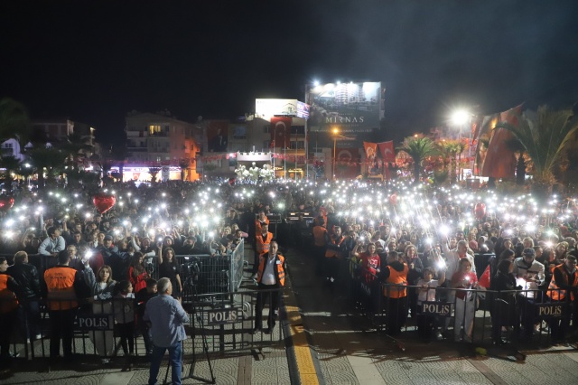“Cumhuriyetimizi, koruyup kollamak hepimizin görevi”
Cumhuriyetin 101. yılını coşkuyla ve gururla kutlayan Turgutlu Belediye Başkanı Çetin Akın, “Değerli hemşehrilerim, ben Turgutlu'm ile her gittiğim yerde gurur duyuyorum. Ancak bu akşam bir kez daha gururlandırdınız beni. Yapmış olduğumuz fener alayına göstermiş olduğunuz ilgi ve katkıdan dolayı hepinize teşekkür ediyorum, minnetlerimi sunuyorum. Cumhuriyetimizin ikinci yüzyılının ilk bayramını kutluyoruz. 101 yıl önce Gazi Mustafa Kemal Atatürk ve onun silah arkadaşları yapmış oldukları kurtuluş savaşında kürdüyle, türküyle, lazıyla, çerkeziyle, alevisiyle, sünnisiyle bize çok güzel bir vatan ve çok güzel bir yönetim biçimi olan Cumhuriyeti armağan ettiler. Cumhuriyetimizi, koruyup kollamak hepimizin görevi. Hepinizden bir söz istiyorum. Gazi Mustafa Kemal Atatürk’ün bırakmış olduğu bu vatanı ve Cumhuriyeti ilelebet benimle korumaya var mısınız? Harikasınız, sizleri çok seviyorum, Turgutlu'mu çok seviyorum. Cumhuriyetimizin 101. Yılı kutlu olsun” dedi.