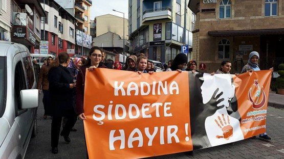 Demirci ilçesinde, 25 Kasım Kadına Yönelik Şiddete Karşı Uluslararası Mücadele Günü etkinlikleri kapsamında yürüyüş düzenlendi.
Demirci İlçe Sağlık Müdürlüğü tarafından organize edilen etkinlikte, Demirci Gevher Nesibe Mesleki Teknik Anadolu Lisesi ve Demirci Kız Teknik Ve Meslek Lisesi öğretmen ve öğrencileri de destek verdi.
Demirci İlçe Sağlık Müdürü Müberra Duran, “ İlçenin Çereşe meydanından belediye hizmet binası önüne kadar öğretmen ve öğrencilerimiz ile bir yürüyüş gerçekleştirdik. Yürüyüş esnasında ilçe halkına konu ile ilgili bilgilendirme yapıp broşür dağıttık.” Dedi.