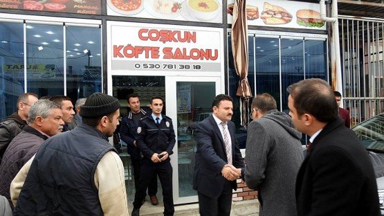 Demirci Kaymakamı Mutlu Akyol Sanayi Esnafıyla Halk Toplantısı Düzenledi
Demirci Kaymakamı Mutlu Akyol halk toplantısı yaparak vatandaşların sorunlarını dinledi.
Demirci’nin merkez mahallesi Dr. Mehmet Akarsu mahallesindeki İsmail Özdağlar Sanayi Sitesinde ki Coşkun Köfte ve Çay Salonunda düzenlenen halk toplantısında, vatandaşların sorun ve önerileri dinlenerek, sorunların çözümü konusunda nelerin yapılabileceği vatandaşlara anlatıldı.
Sanayi sitesinde kısa bir süre önce hizmete açılan “HID Reklam” H.İbrahim Doğrukul’a ait işyerini de ziyaret eden Kaymakam Akyol genç girişimci Doğrukul’a hayırlı olsun temennisinde bulundu.