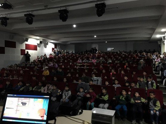 Demirci ilçesinde İlçe Gıda Tarım ve Hayvancılık İlçe Müdürlüğü ekipleri tarafından öğrencilere farkındalık eğitimi verildi.
İlçe Gıda Tarım ve Hayvancılık Müdürü İslam Köse, “5996 sayılı Kanun çerçevesinde Gıda Tarım ve Hayvancılık Bakanlığı tarafından gerçekleştirilen gıda denetimlerinin yanı sıra, gıda denetiminin bir ayağı da bilinçli tüketicinin gerçekleştirildiği denetimdir. Şüphesiz bir yerlerde bu bilincin yerleşmesi daha okul sıralarında alacakları eğitimlerle sağlıklı ve kalıcı olacaktır. Bu bağlamda, İlçe Gıda Tarım ve Hayvancılık Müdürlüğü Gıda Mühendisleri tarafından İlçemiz İlköğretim okulları 3. ve 4. sınıf öğrencilerine Demirci Ticaret ve Kültür Merkezi Konferans salonunda, ‘ Bilinçli Gıda Tüketicisi ve Beslenme Eğitimi’ verildi. Eğitime yaklaşık 350 öğrenci ve sınıf öğretmenleri katılım sağladı. Eğitimde gıda, güvenilir gıda, gıda zehirlenmesi, tüketici olarak nelere dikkat edilmeli, beslenme koşulları, sağlıklı beslenme, hijyen Alo Gıda (174) ve ekmek israfı konularına değinildi. Renkli sunumlar, video gösterileri, küçük hikâyeler ve soru cevap şeklinde geçen sonum öğrenciler tarafından oldukça ilgi gördü.”