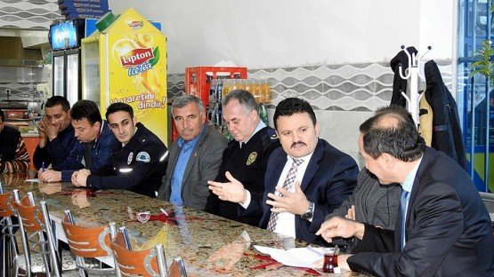 Demirci Kaymakamı Mutlu Akyol Sanayi Esnafıyla Halk Toplantısı Düzenledi
Demirci Kaymakamı Mutlu Akyol halk toplantısı yaparak vatandaşların sorunlarını dinledi.
Demirci’nin merkez mahallesi Dr. Mehmet Akarsu mahallesindeki İsmail Özdağlar Sanayi Sitesinde ki Coşkun Köfte ve Çay Salonunda düzenlenen halk toplantısında, vatandaşların sorun ve önerileri dinlenerek, sorunların çözümü konusunda nelerin yapılabileceği vatandaşlara anlatıldı.
Sanayi sitesinde kısa bir süre önce hizmete açılan “HID Reklam” H.İbrahim Doğrukul’a ait işyerini de ziyaret eden Kaymakam Akyol genç girişimci Doğrukul’a hayırlı olsun temennisinde bulundu.