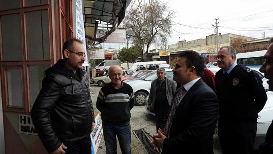 Demirci Kaymakamı Mutlu Akyol Sanayi Esnafıyla Halk Toplantısı Düzenledi
Demirci Kaymakamı Mutlu Akyol halk toplantısı yaparak vatandaşların sorunlarını dinledi.
Demirci’nin merkez mahallesi Dr. Mehmet Akarsu mahallesindeki İsmail Özdağlar Sanayi Sitesinde ki Coşkun Köfte ve Çay Salonunda düzenlenen halk toplantısında, vatandaşların sorun ve önerileri dinlenerek, sorunların çözümü konusunda nelerin yapılabileceği vatandaşlara anlatıldı.
Sanayi sitesinde kısa bir süre önce hizmete açılan “HID Reklam” H.İbrahim Doğrukul’a ait işyerini de ziyaret eden Kaymakam Akyol genç girişimci Doğrukul’a hayırlı olsun temennisinde bulundu.