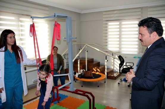 Demirci ilçesinde ki Özel Rehabilitasyon Merkezlerine ziyaret düzenleyen Demirci Kaymakamı Mutlu Akyol ve beraberinde kurum amirleri engelli öğrencilerle bir araya geldi.
İlçemizde bu ay eğitim-öğretime başlayan Özel Demirci Yaşam Özel Eğitim ve Rehabilitasyon Merkezinde kurucu Müdürü Mustafa Özdemir tarafından karşılanan Kaymakam Mutlu Akyol ve beraberinde kurum amirleri çalışmalar ile ilgili bilgi aldılar. Yaygın gelişimsel bozukluklar, bedensel engelliler, zihinsel engelliler, özel öğrenme güçlüğü, otizm, asperger sendromu ve felçli hastalara da hizmet verildiği merkezi tek tek dolaşan Kaymakam Mutlu Akyol bu ay eğitim öğretime başlayan merkezin yöneticileri ve öğretmenlerine başarılar temennisinde bulundu.
Kaymakam Mutlu Akyol ve beraberinde kurum amirleri daha sonra ilçemizde bir süredir hizmet veren diğer Özel Rehabilitasyon Merkezine geçerek burada Rehabilitasyon Merkezinde görev yapan öğretmen ve öğrenciler hakkında bilgi aldı.
Özel Rehabilitasyon Merkezi Müdürü Eşref Mazılı, zihinsel engelli, bedensel engelli, işitme engelli, öğrenme güçlüğü çeken öğrenciler ve yaygın gelişimsel bozukluğu olan öğrencilerden merkez ve mahallelerden öğrencilerin eğitim gördüğünü belirtti.
Daha sonra Kaymakam Akyol, tek tek sınıfları dolaşarak eğitim gören öğrencilerle yakından ilgilenerek kurum amirleri ile birlikte öğrencilerle bir süre sohbet etti.
