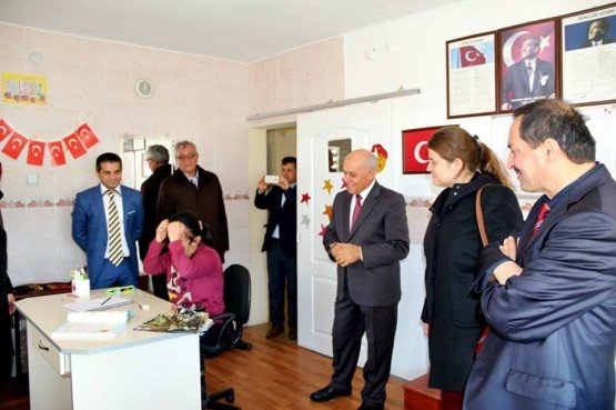 Demirci ilçesinde ki Özel Rehabilitasyon Merkezlerine ziyaret düzenleyen Demirci Kaymakamı Mutlu Akyol ve beraberinde kurum amirleri engelli öğrencilerle bir araya geldi.
İlçemizde bu ay eğitim-öğretime başlayan Özel Demirci Yaşam Özel Eğitim ve Rehabilitasyon Merkezinde kurucu Müdürü Mustafa Özdemir tarafından karşılanan Kaymakam Mutlu Akyol ve beraberinde kurum amirleri çalışmalar ile ilgili bilgi aldılar. Yaygın gelişimsel bozukluklar, bedensel engelliler, zihinsel engelliler, özel öğrenme güçlüğü, otizm, asperger sendromu ve felçli hastalara da hizmet verildiği merkezi tek tek dolaşan Kaymakam Mutlu Akyol bu ay eğitim öğretime başlayan merkezin yöneticileri ve öğretmenlerine başarılar temennisinde bulundu.
Kaymakam Mutlu Akyol ve beraberinde kurum amirleri daha sonra ilçemizde bir süredir hizmet veren diğer Özel Rehabilitasyon Merkezine geçerek burada Rehabilitasyon Merkezinde görev yapan öğretmen ve öğrenciler hakkında bilgi aldı.
Özel Rehabilitasyon Merkezi Müdürü Eşref Mazılı, zihinsel engelli, bedensel engelli, işitme engelli, öğrenme güçlüğü çeken öğrenciler ve yaygın gelişimsel bozukluğu olan öğrencilerden merkez ve mahallelerden öğrencilerin eğitim gördüğünü belirtti.
Daha sonra Kaymakam Akyol, tek tek sınıfları dolaşarak eğitim gören öğrencilerle yakından ilgilenerek kurum amirleri ile birlikte öğrencilerle bir süre sohbet etti.