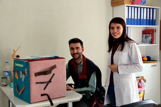 Demirci ilçesinde ki Özel Rehabilitasyon Merkezlerine ziyaret düzenleyen Demirci Kaymakamı Mutlu Akyol ve beraberinde kurum amirleri engelli öğrencilerle bir araya geldi.
İlçemizde bu ay eğitim-öğretime başlayan Özel Demirci Yaşam Özel Eğitim ve Rehabilitasyon Merkezinde kurucu Müdürü Mustafa Özdemir tarafından karşılanan Kaymakam Mutlu Akyol ve beraberinde kurum amirleri çalışmalar ile ilgili bilgi aldılar. Yaygın gelişimsel bozukluklar, bedensel engelliler, zihinsel engelliler, özel öğrenme güçlüğü, otizm, asperger sendromu ve felçli hastalara da hizmet verildiği merkezi tek tek dolaşan Kaymakam Mutlu Akyol bu ay eğitim öğretime başlayan merkezin yöneticileri ve öğretmenlerine başarılar temennisinde bulundu.
Kaymakam Mutlu Akyol ve beraberinde kurum amirleri daha sonra ilçemizde bir süredir hizmet veren diğer Özel Rehabilitasyon Merkezine geçerek burada Rehabilitasyon Merkezinde görev yapan öğretmen ve öğrenciler hakkında bilgi aldı.
Özel Rehabilitasyon Merkezi Müdürü Eşref Mazılı, zihinsel engelli, bedensel engelli, işitme engelli, öğrenme güçlüğü çeken öğrenciler ve yaygın gelişimsel bozukluğu olan öğrencilerden merkez ve mahallelerden öğrencilerin eğitim gördüğünü belirtti.
Daha sonra Kaymakam Akyol, tek tek sınıfları dolaşarak eğitim gören öğrencilerle yakından ilgilenerek kurum amirleri ile birlikte öğrencilerle bir süre sohbet etti.