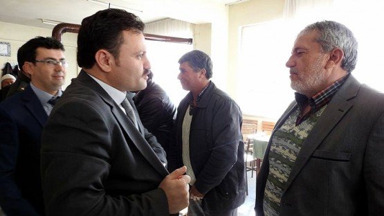 Demirci Kaymakamı Mutlu Akyol halk toplantısı yaparak vatandaşların sorunlarını dinledi.
Demirci İlçesine bağlı Durhasan mahallesinde düzenlenen halk toplantısında vatandaşların sorun ve önerileri dinlenerek, sorunların çözümü konusunda nelerin yapılabileceği vatandaşlara anlatıldı. Vatandaşlarla toplantının ardından Durhasan İlköğretim Okuluna geçen Kaymakam Akyol ve beraberinde kurum amirleri okul yöneticileri ve öğretmenleri ile bir toplantı yapıp daha sonra öğrencilerle bir süre sohbet etti. Toplantının ardından Kaymakam Mutlu Akyol mahalle Muhtarı Şerif Akın'a çalışmalarında başarılar dileyip ilçeye geçti.