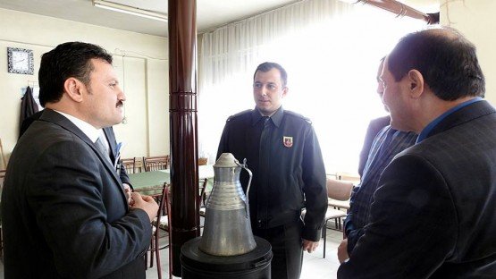 Demirci Kaymakamı Mutlu Akyol halk toplantısı yaparak vatandaşların sorunlarını dinledi.
Demirci İlçesine bağlı Durhasan mahallesinde düzenlenen halk toplantısında vatandaşların sorun ve önerileri dinlenerek, sorunların çözümü konusunda nelerin yapılabileceği vatandaşlara anlatıldı. Vatandaşlarla toplantının ardından Durhasan İlköğretim Okuluna geçen Kaymakam Akyol ve beraberinde kurum amirleri okul yöneticileri ve öğretmenleri ile bir toplantı yapıp daha sonra öğrencilerle bir süre sohbet etti. Toplantının ardından Kaymakam Mutlu Akyol mahalle Muhtarı Şerif Akın'a çalışmalarında başarılar dileyip ilçeye geçti.