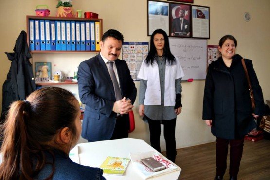 Demirci ilçesinde ki Özel Rehabilitasyon Merkezlerine ziyaret düzenleyen Demirci Kaymakamı Mutlu Akyol ve beraberinde kurum amirleri engelli öğrencilerle bir araya geldi.
İlçemizde bu ay eğitim-öğretime başlayan Özel Demirci Yaşam Özel Eğitim ve Rehabilitasyon Merkezinde kurucu Müdürü Mustafa Özdemir tarafından karşılanan Kaymakam Mutlu Akyol ve beraberinde kurum amirleri çalışmalar ile ilgili bilgi aldılar. Yaygın gelişimsel bozukluklar, bedensel engelliler, zihinsel engelliler, özel öğrenme güçlüğü, otizm, asperger sendromu ve felçli hastalara da hizmet verildiği merkezi tek tek dolaşan Kaymakam Mutlu Akyol bu ay eğitim öğretime başlayan merkezin yöneticileri ve öğretmenlerine başarılar temennisinde bulundu.
Kaymakam Mutlu Akyol ve beraberinde kurum amirleri daha sonra ilçemizde bir süredir hizmet veren diğer Özel Rehabilitasyon Merkezine geçerek burada Rehabilitasyon Merkezinde görev yapan öğretmen ve öğrenciler hakkında bilgi aldı.
Özel Rehabilitasyon Merkezi Müdürü Eşref Mazılı, zihinsel engelli, bedensel engelli, işitme engelli, öğrenme güçlüğü çeken öğrenciler ve yaygın gelişimsel bozukluğu olan öğrencilerden merkez ve mahallelerden öğrencilerin eğitim gördüğünü belirtti.
Daha sonra Kaymakam Akyol, tek tek sınıfları dolaşarak eğitim gören öğrencilerle yakından ilgilenerek kurum amirleri ile birlikte öğrencilerle bir süre sohbet etti.