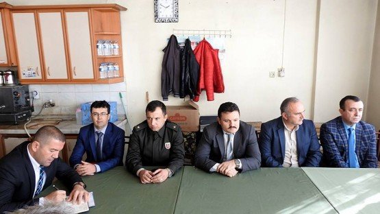 Demirci Kaymakamı Mutlu Akyol halk toplantısı yaparak vatandaşların sorunlarını dinledi.
Demirci İlçesine bağlı Durhasan mahallesinde düzenlenen halk toplantısında vatandaşların sorun ve önerileri dinlenerek, sorunların çözümü konusunda nelerin yapılabileceği vatandaşlara anlatıldı. Vatandaşlarla toplantının ardından Durhasan İlköğretim Okuluna geçen Kaymakam Akyol ve beraberinde kurum amirleri okul yöneticileri ve öğretmenleri ile bir toplantı yapıp daha sonra öğrencilerle bir süre sohbet etti. Toplantının ardından Kaymakam Mutlu Akyol mahalle Muhtarı Şerif Akın'a çalışmalarında başarılar dileyip ilçeye geçti.
