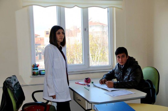 Demirci ilçesinde ki Özel Rehabilitasyon Merkezlerine ziyaret düzenleyen Demirci Kaymakamı Mutlu Akyol ve beraberinde kurum amirleri engelli öğrencilerle bir araya geldi.
İlçemizde bu ay eğitim-öğretime başlayan Özel Demirci Yaşam Özel Eğitim ve Rehabilitasyon Merkezinde kurucu Müdürü Mustafa Özdemir tarafından karşılanan Kaymakam Mutlu Akyol ve beraberinde kurum amirleri çalışmalar ile ilgili bilgi aldılar. Yaygın gelişimsel bozukluklar, bedensel engelliler, zihinsel engelliler, özel öğrenme güçlüğü, otizm, asperger sendromu ve felçli hastalara da hizmet verildiği merkezi tek tek dolaşan Kaymakam Mutlu Akyol bu ay eğitim öğretime başlayan merkezin yöneticileri ve öğretmenlerine başarılar temennisinde bulundu.
Kaymakam Mutlu Akyol ve beraberinde kurum amirleri daha sonra ilçemizde bir süredir hizmet veren diğer Özel Rehabilitasyon Merkezine geçerek burada Rehabilitasyon Merkezinde görev yapan öğretmen ve öğrenciler hakkında bilgi aldı.
Özel Rehabilitasyon Merkezi Müdürü Eşref Mazılı, zihinsel engelli, bedensel engelli, işitme engelli, öğrenme güçlüğü çeken öğrenciler ve yaygın gelişimsel bozukluğu olan öğrencilerden merkez ve mahallelerden öğrencilerin eğitim gördüğünü belirtti.
Daha sonra Kaymakam Akyol, tek tek sınıfları dolaşarak eğitim gören öğrencilerle yakından ilgilenerek kurum amirleri ile birlikte öğrencilerle bir süre sohbet etti.